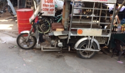 Những 'lưỡi dao' khổng lồ nghênh ngang trên đường phố 